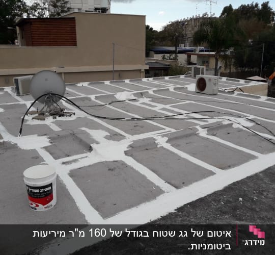 גג עם חומר איטום לבן ודליים